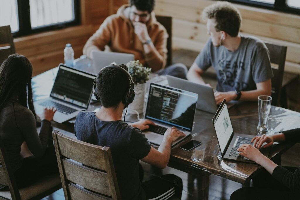 L'équipe Consult'biz au travail autour d'une grande table