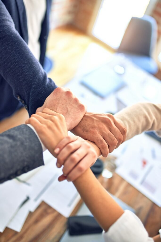 Mains réunies au-dessus d'une table de travail